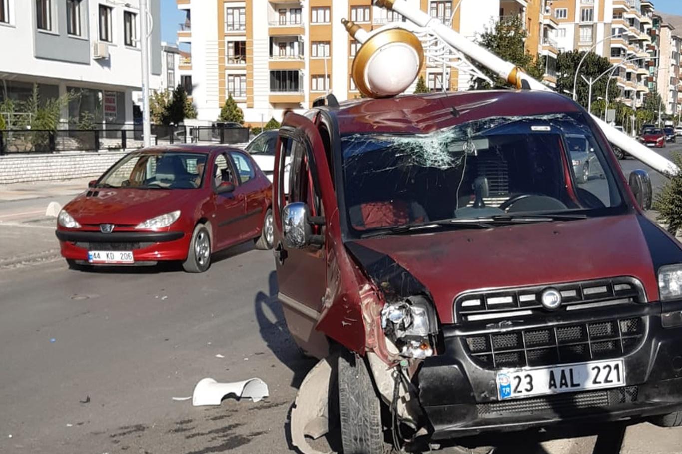 Sürücüsünün direksiyon hakimiyetini kaybettiği araç direğe çarparak durdu