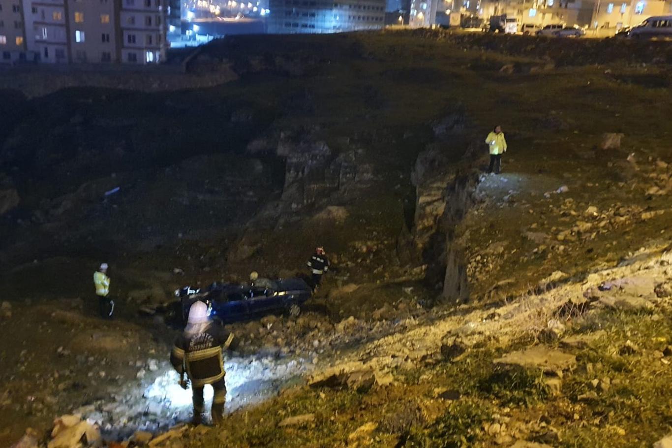 Takla atan otomobil uçuruma düştü, aynı aileden 5 kişi yaralandı