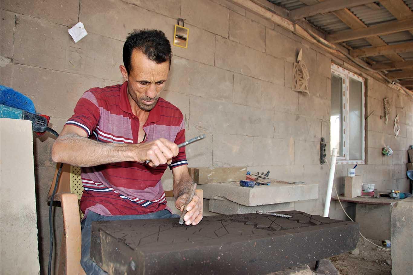 Taşlara motifler nakşederek ekmeklerini kazanıyorlar