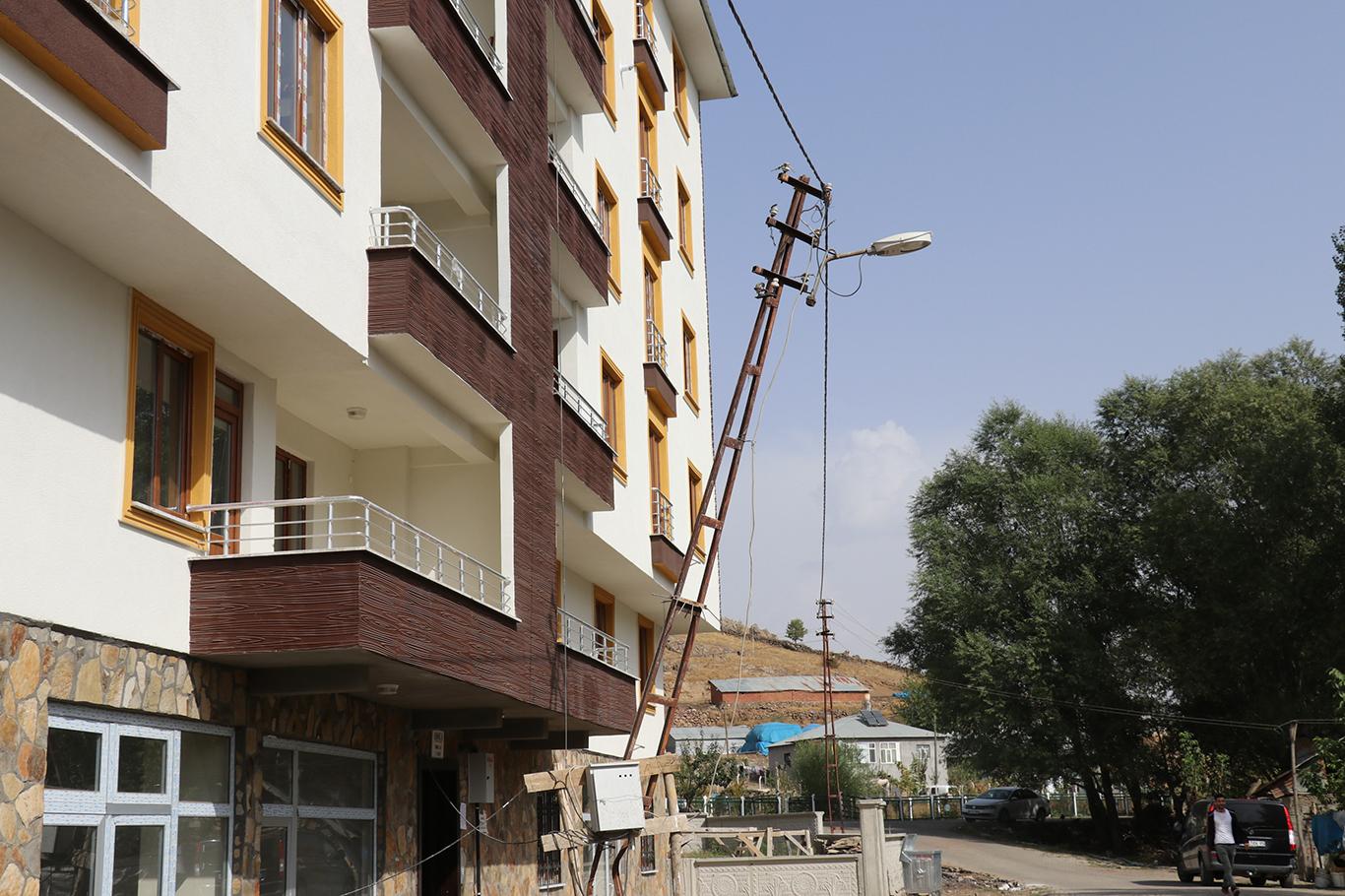 Tehlike saçan elektrik direğinin kaldırılmamasına tepki