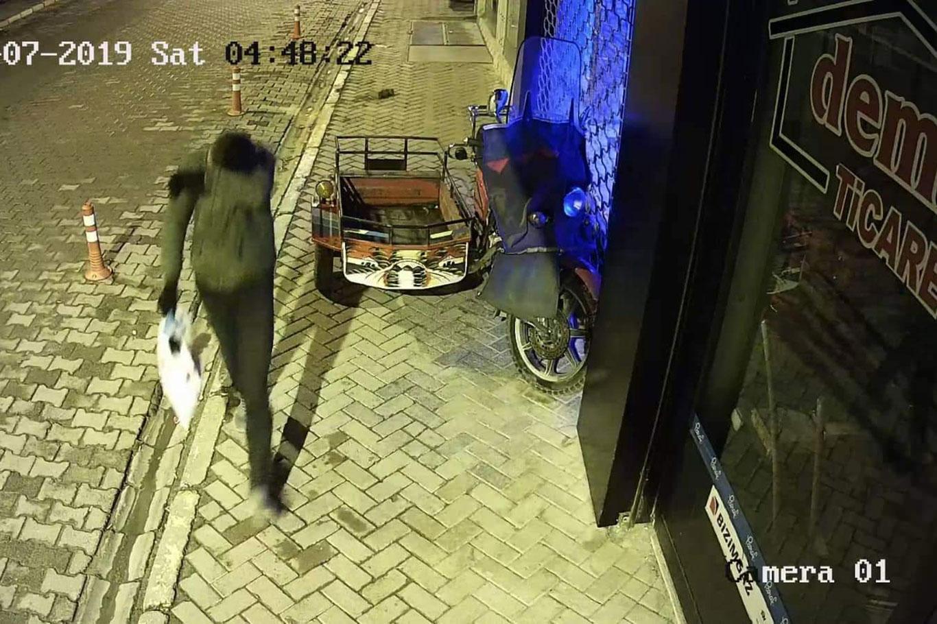 Telefon hırsızları güvenlik kamerasına yakalandı