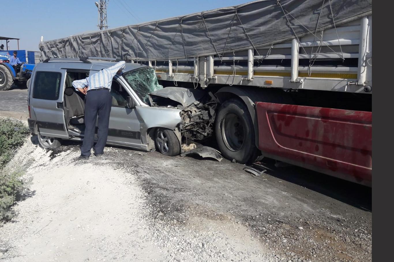 TIR ile kamyonet çarpıştı: 5 yaralı