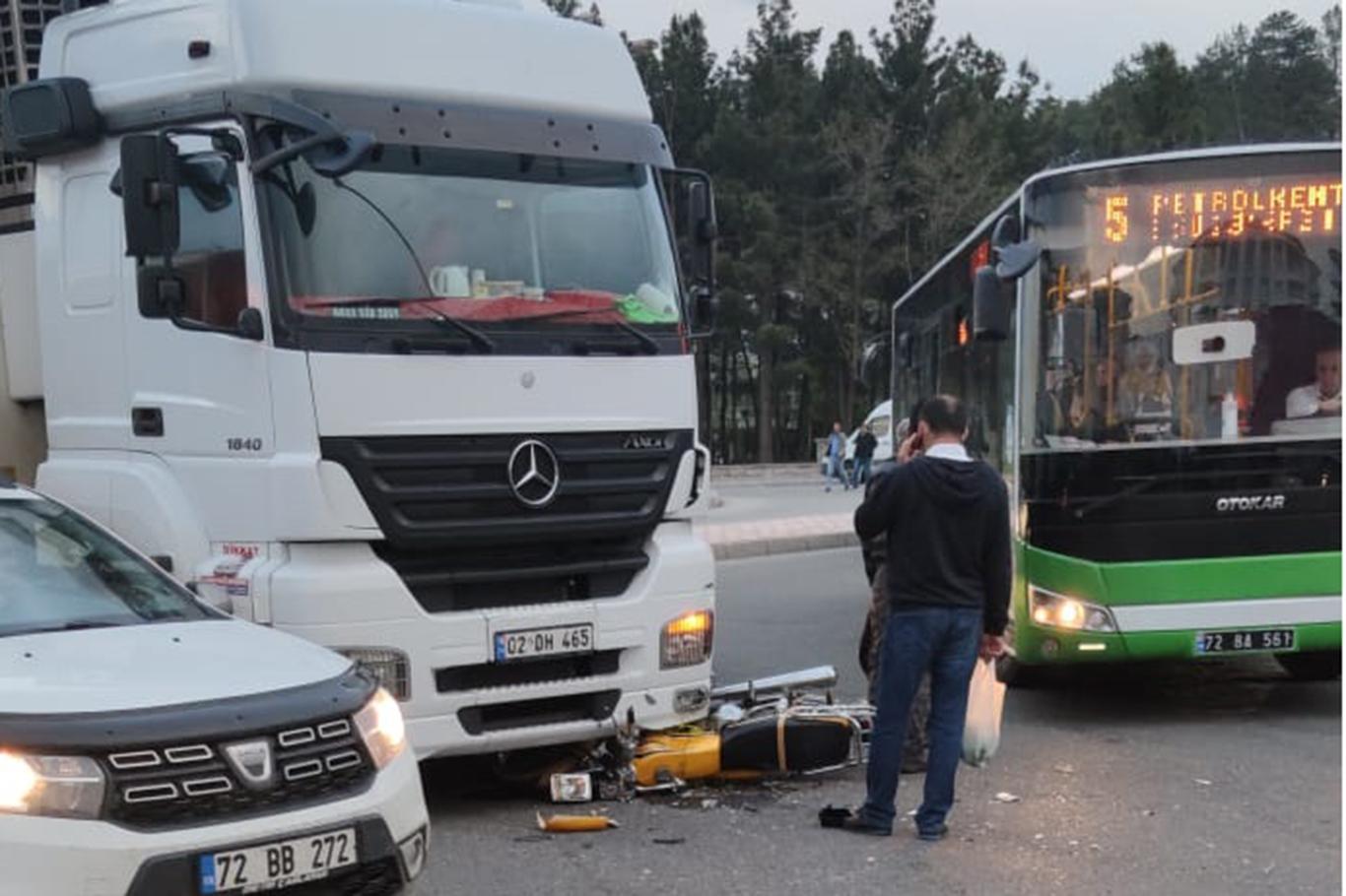 TIR'ın altına aldığı motosiklet sürücüsü yaralandı