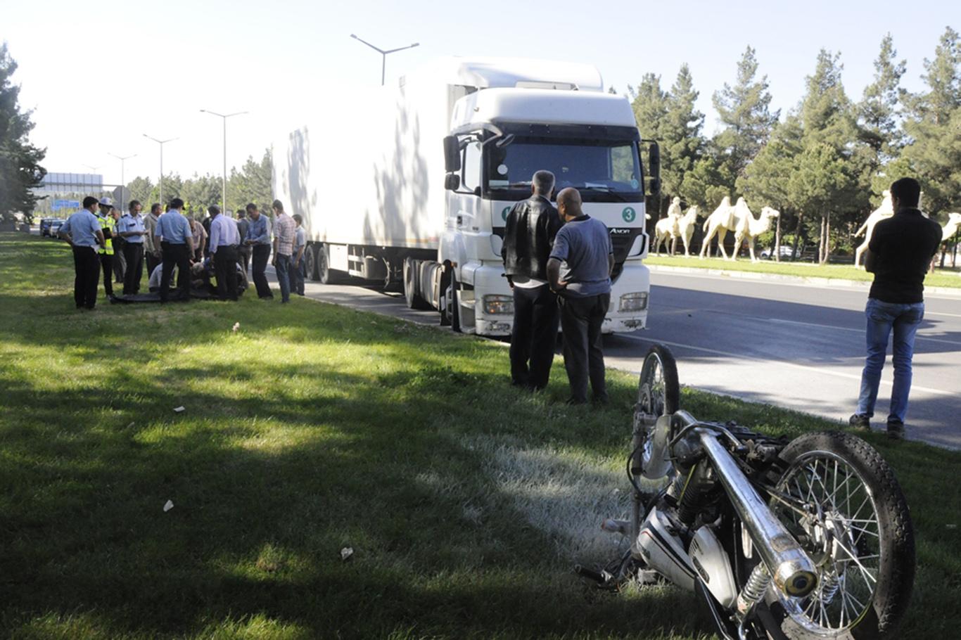TIR'a çarpan motosiklet sürücüsü hayatını kaybetti