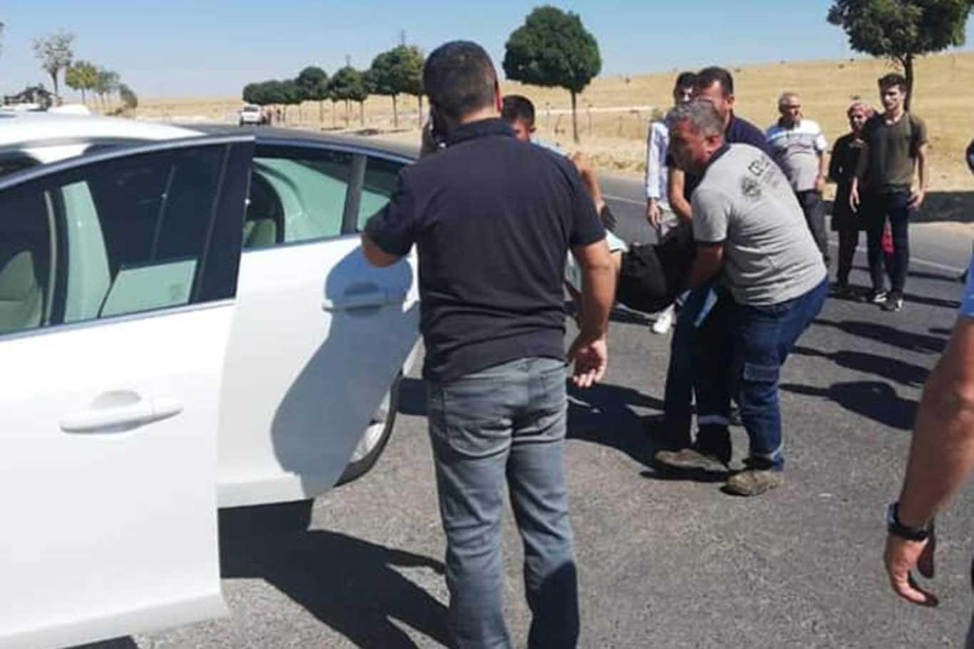 TIR'ı aşırı hızla sollamaya çalışan otomobil bisikletli çocuğa çarptı
