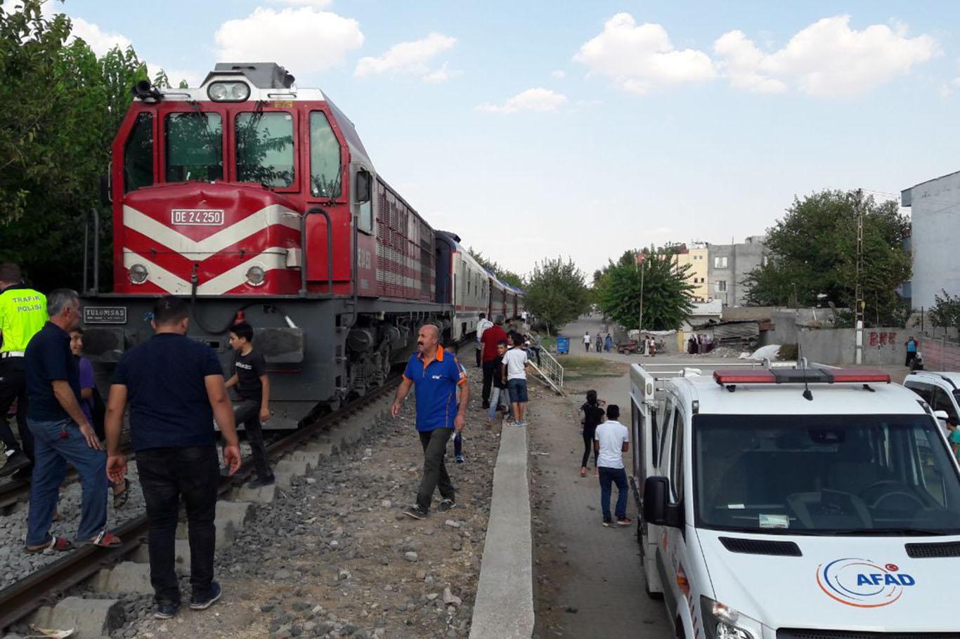 Trenin çarptığı işitme engelli hayatını kaybetti