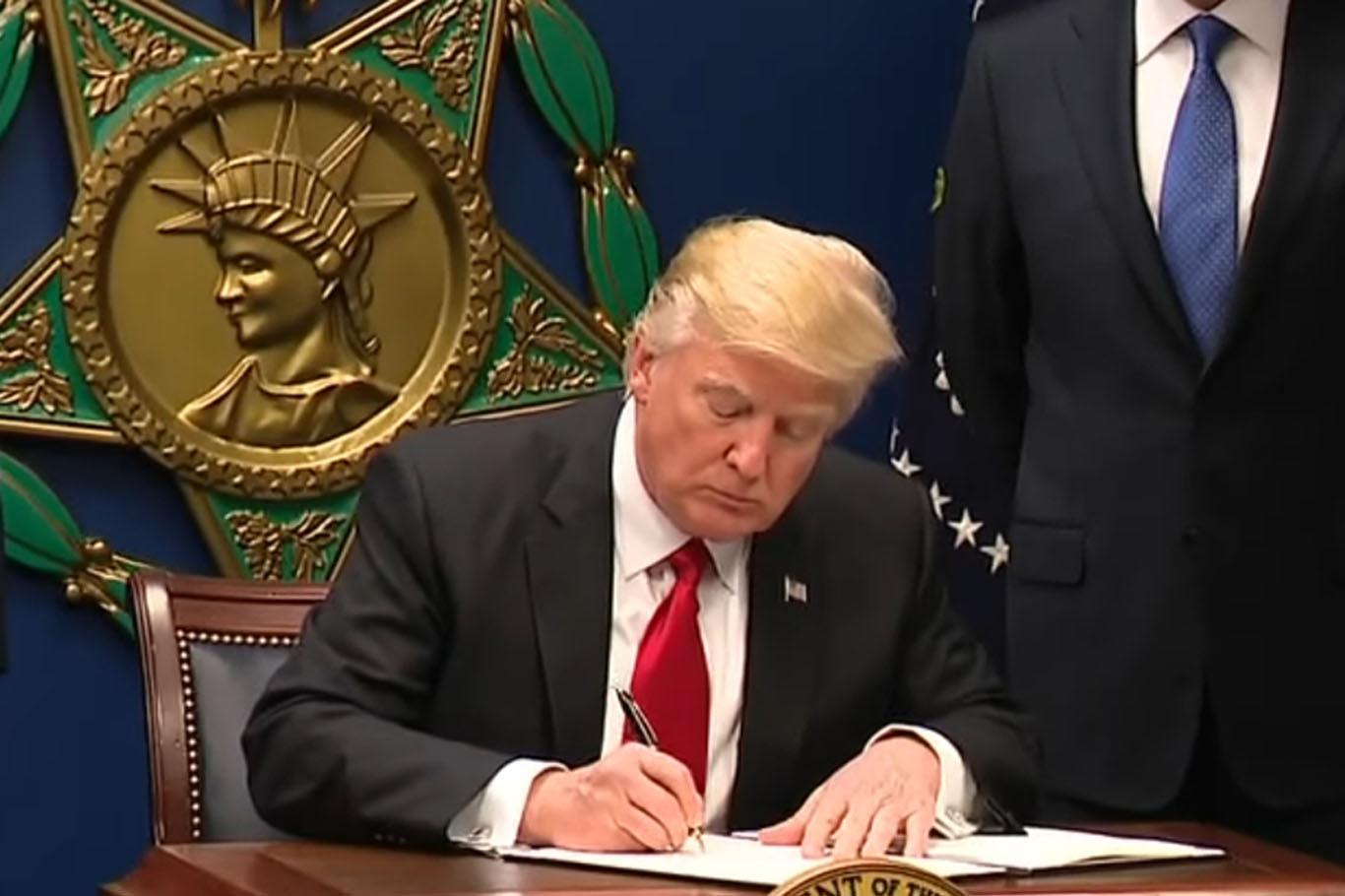 Trump'tan İran'a yönelik yaptırımları arttırma talimatı