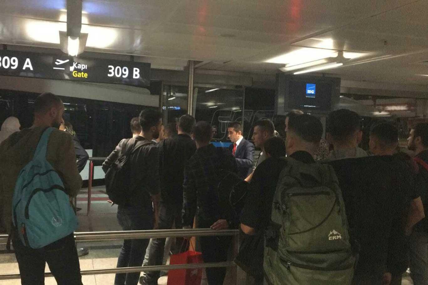 Uçağın rötar yapması yolcuların tepkisini çekti