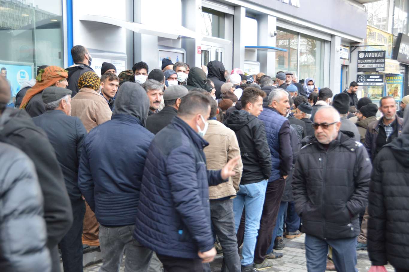 Ödemeler tek banka şubesinden yapılınca sıra kuyruğu kaçınılmaz oldu