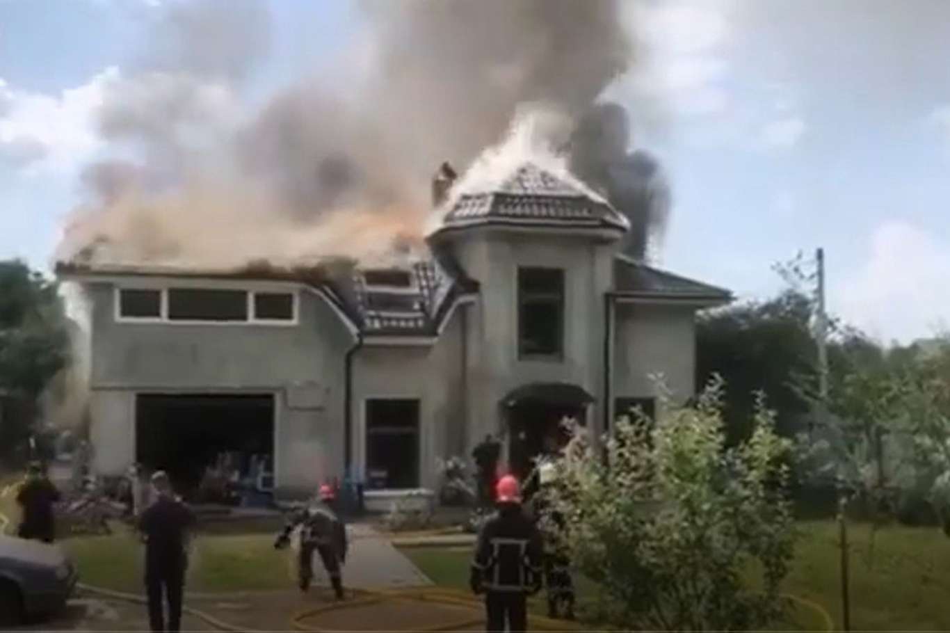 Ukrayna'da küçük bir uçak evin çatısına düştü: 4 ölü