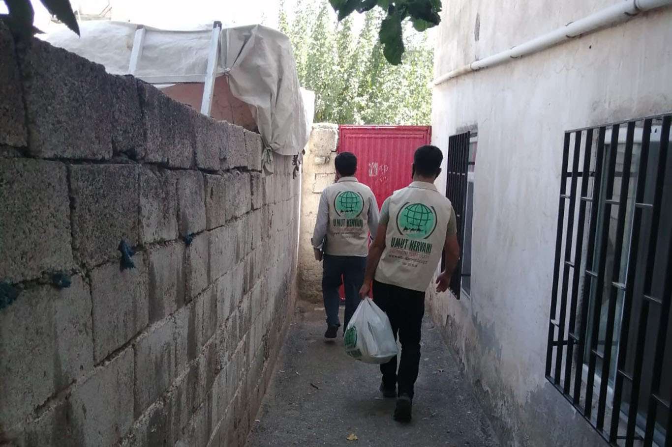 Umut Kervanı Adıyaman'da ihtiyaç sahibi ailelere yardımda bulundu