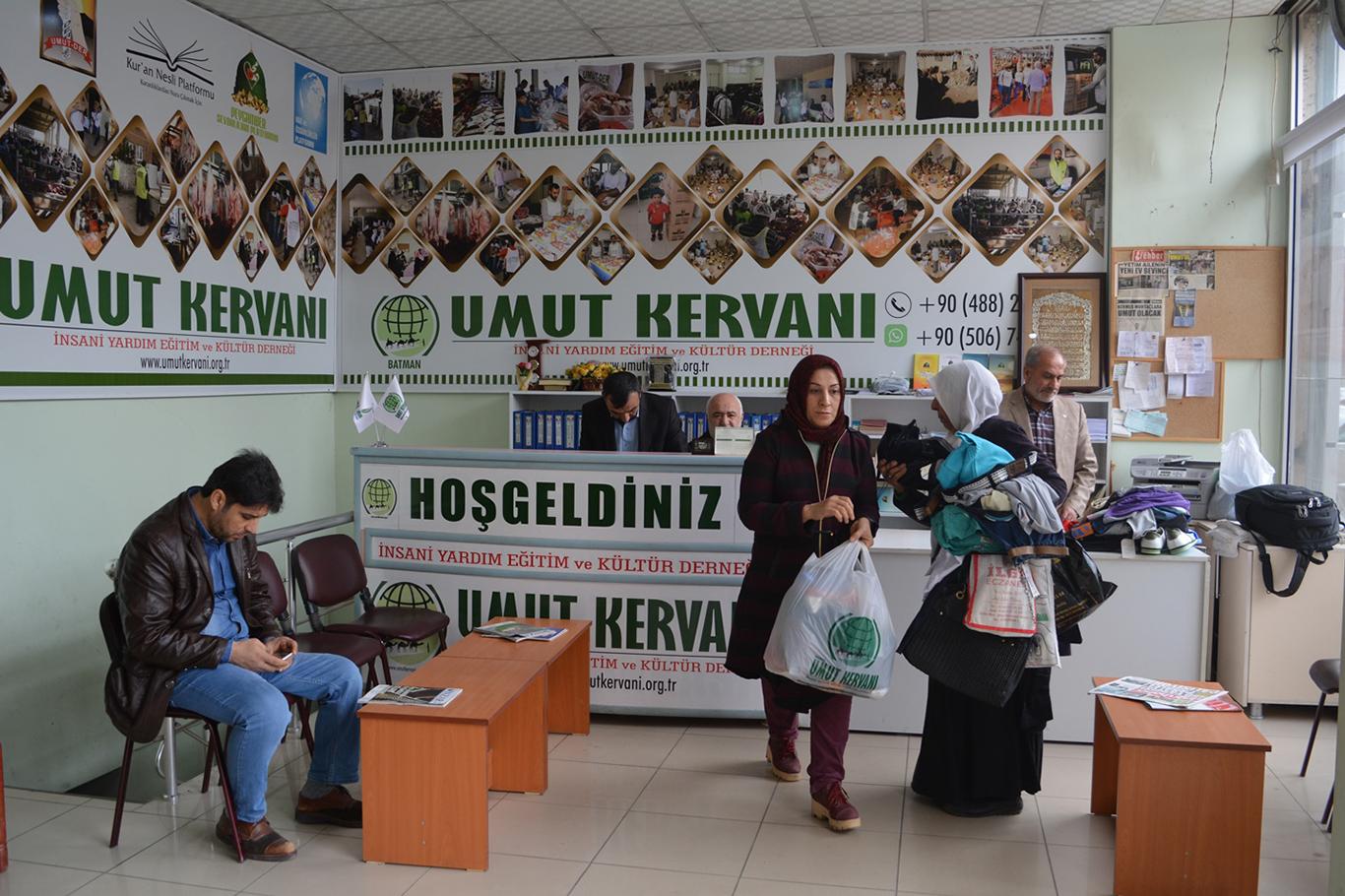 Umut Kervanı, Batman’da ihtiyaç sahiplerine giyim ve gıda yardımında bulundu