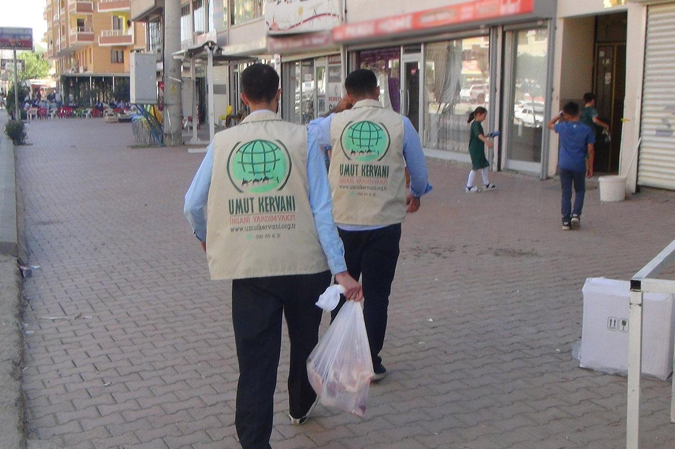 Umut Kervanı Vakfı Silvan'da ihtiyaç sahibi 405 aileye kurban eti ulaştırdı