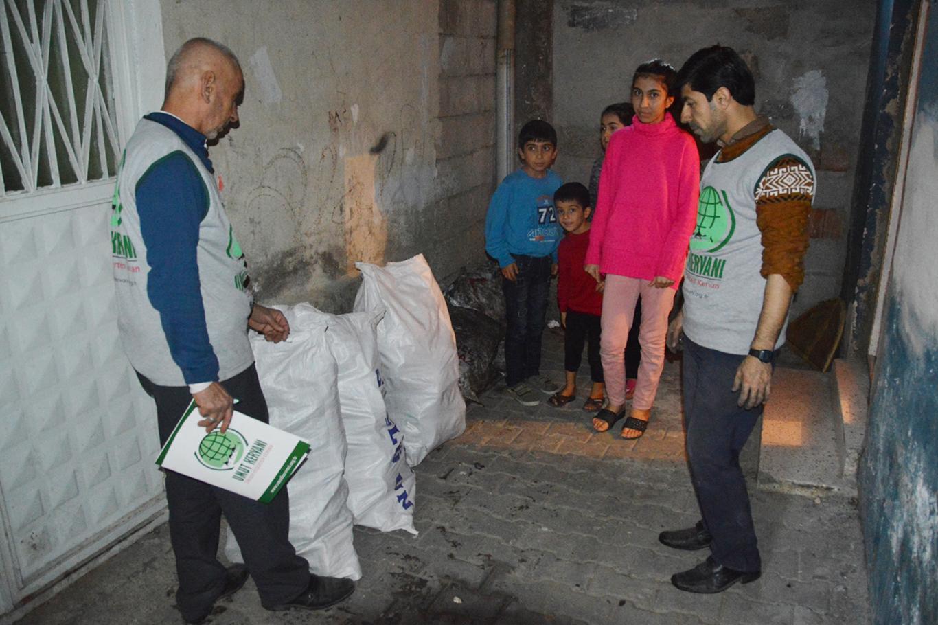 Umut Kervanı'ndan kömür ve odun yardımı