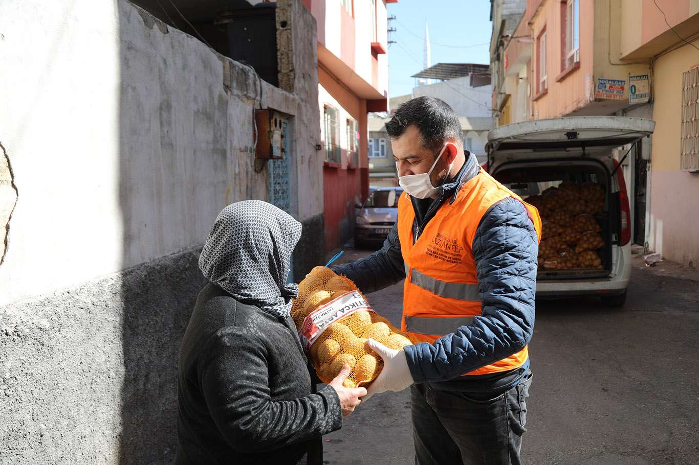 Üreticiden satın alınan patatesler ihtiyaç sahiplerine dağıtıldı