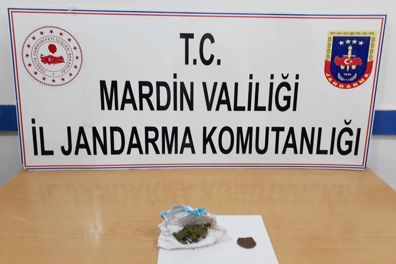 Üst araması yapılan şahsın cüzdanından esrar çıktı