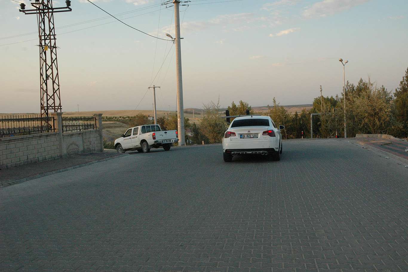 ​Uyarı levhası ve bariyerin olmadığı viraj tehlike saçıyor