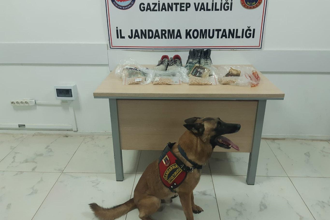 Uyuşturucu hapları ayakkabıların içine gizlemişler