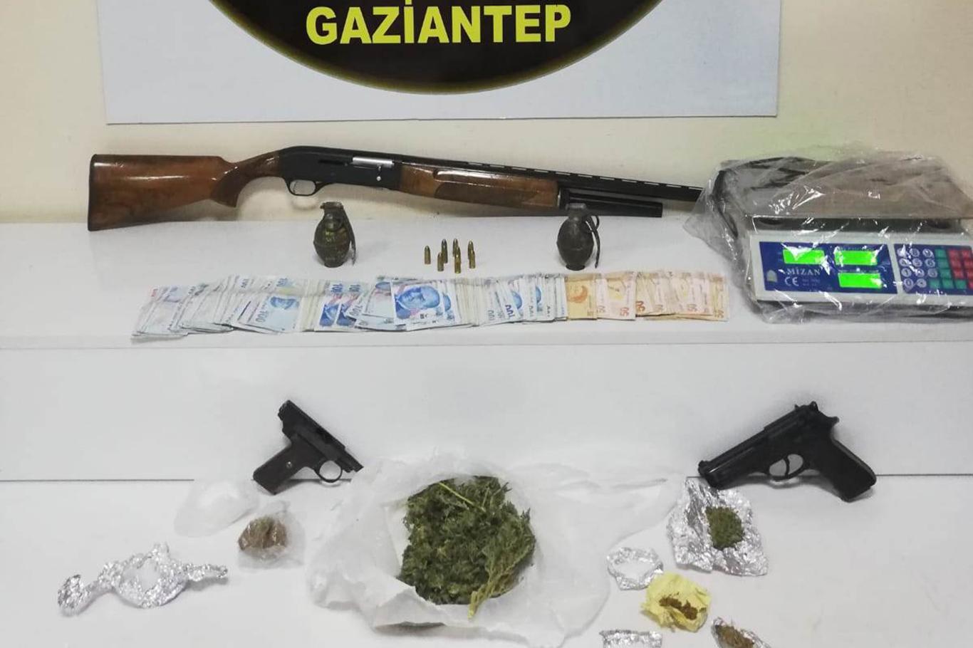 Uyuşturucu operasyonunda el bombası ele geçirildi