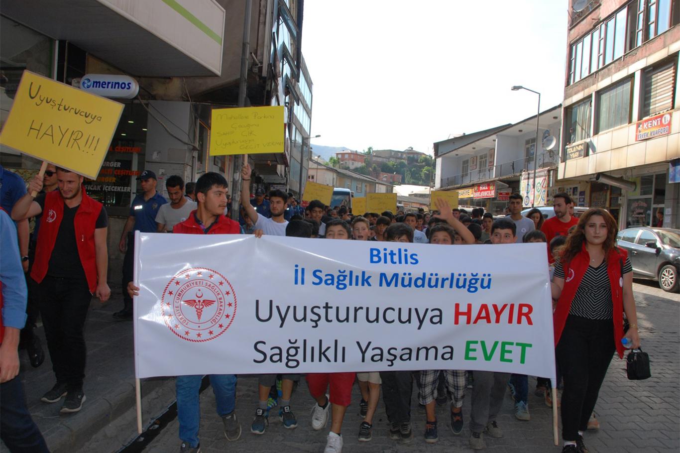 Uyuşturucuya karşı yürüyüş yaptılar