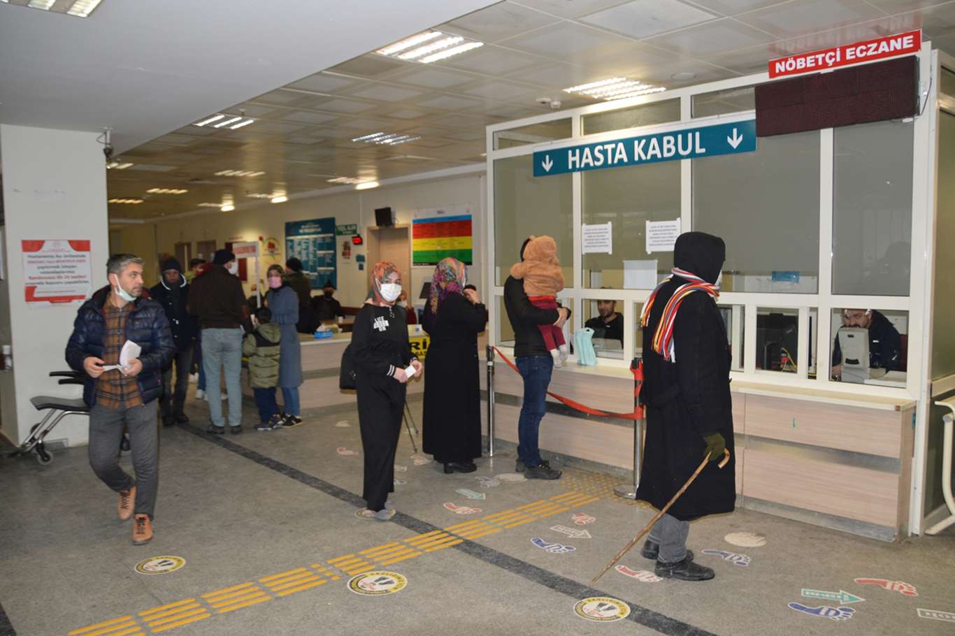 Uzmanlar karlı ve buzlu yollarda yürürken düşme tehlikesine karşı uyarıyor