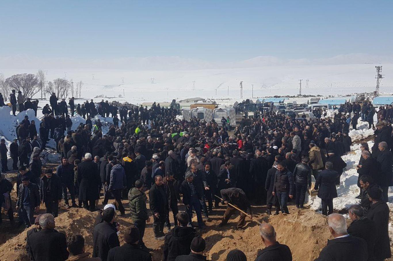 Van'da, depremde hayatını kaybeden 9 kişinin cenazesi defnedildi