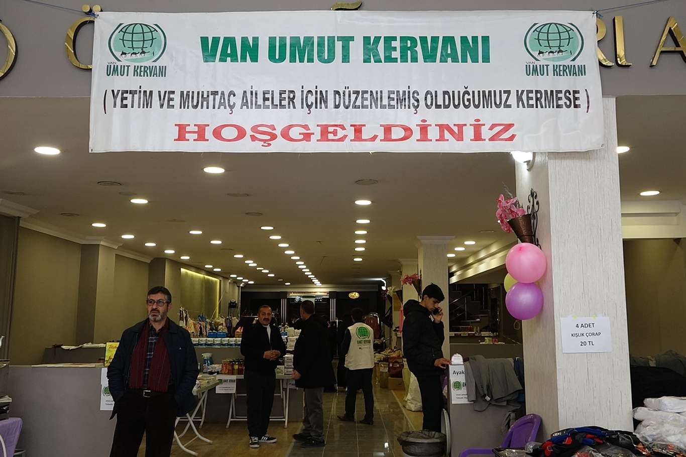 Van’da muhtaç aileler yararına düzenlenen kermes yoğun ilgi görüyor