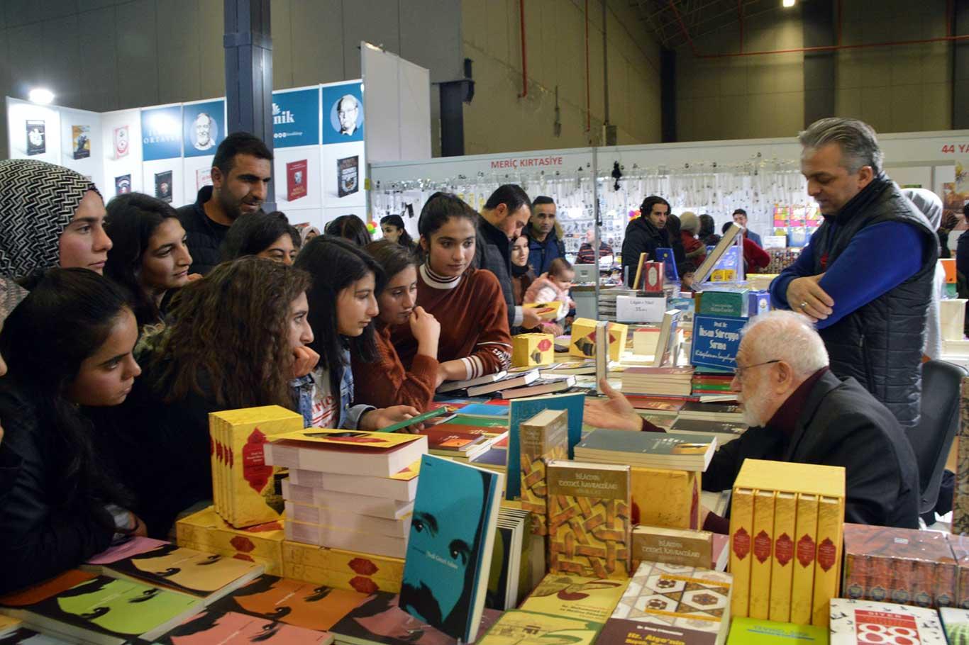 Van Kitap Fuarına katılan yazarlardan önemli mesajlar