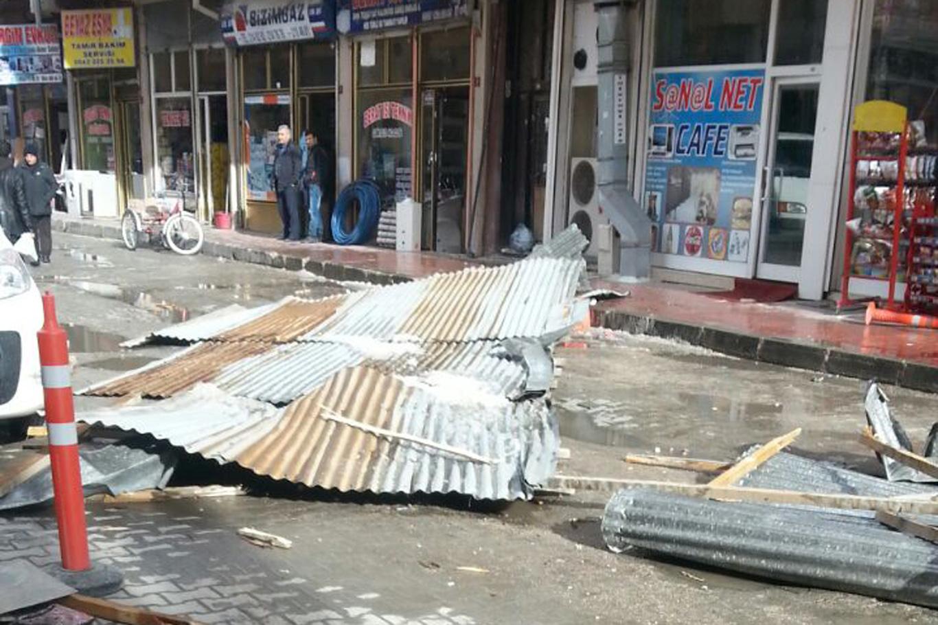Van’da şiddetli fırtına çatıları uçurdu