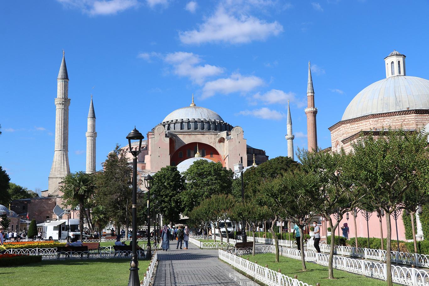 Vatandaşlar: Ayasofya'nın ibadete açılması kararı geç kalınmış güzel bir karardır