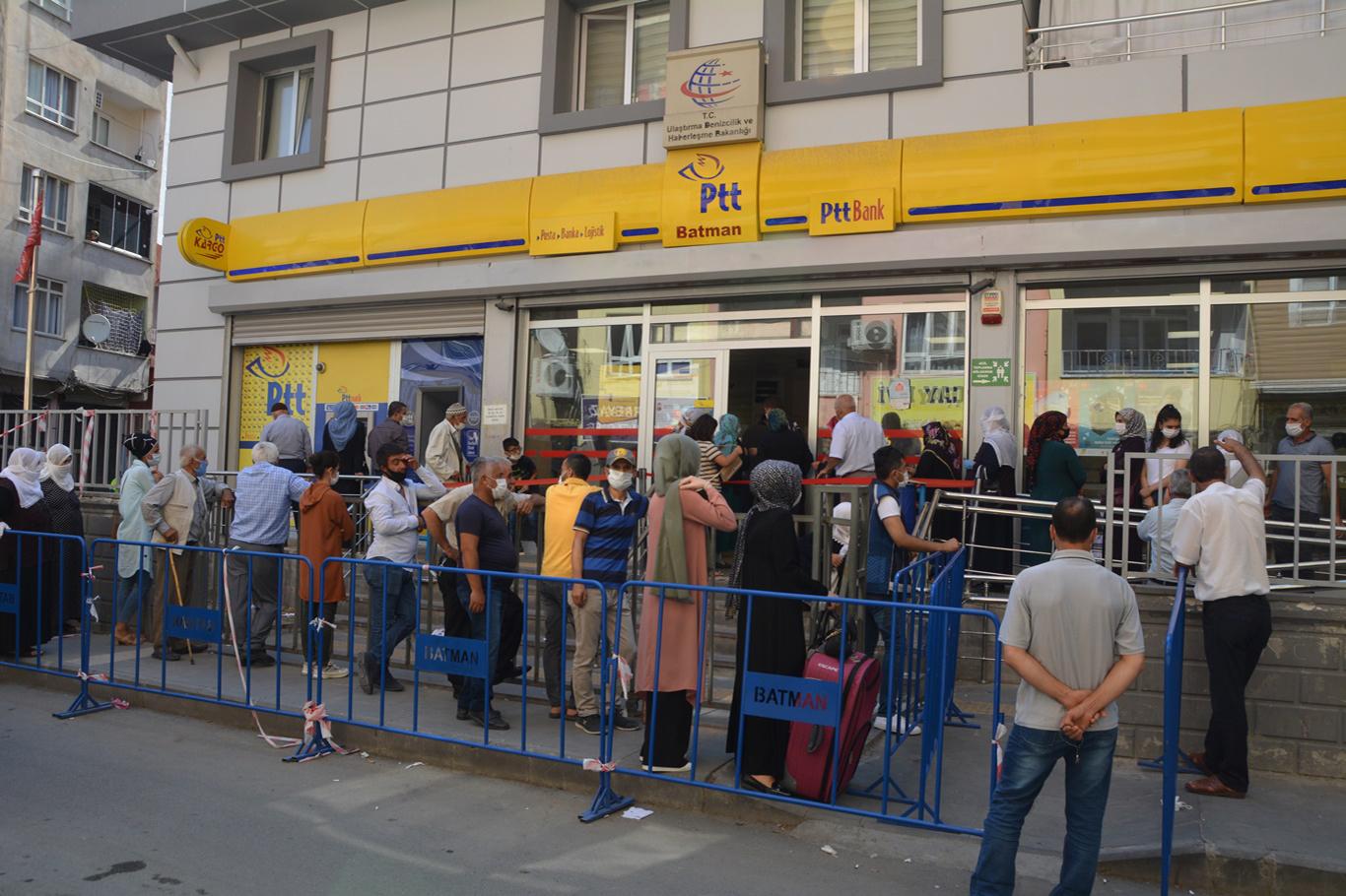 Vatandaşlardan yetkililere çağrı: PTT kuyruğuna çözüm bulun