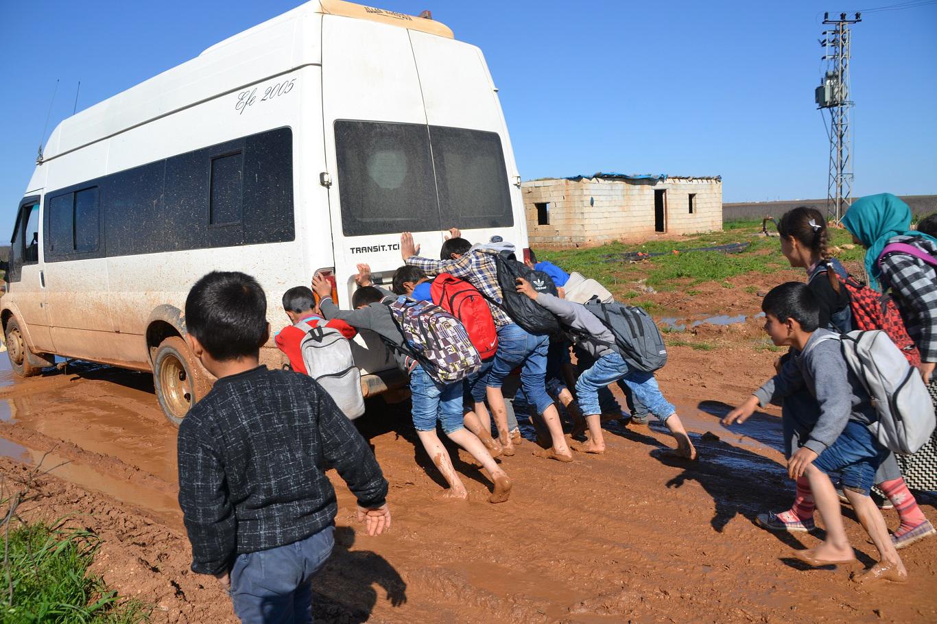 Vatandaşların çamurlu yol çilesi bitmiyor