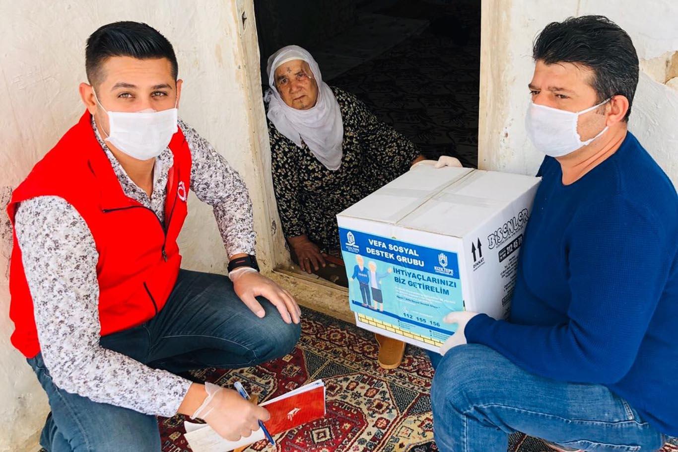Vefa Sosyal Destek Grubu gıda ve temizlik paketi dağıtmaya başladı