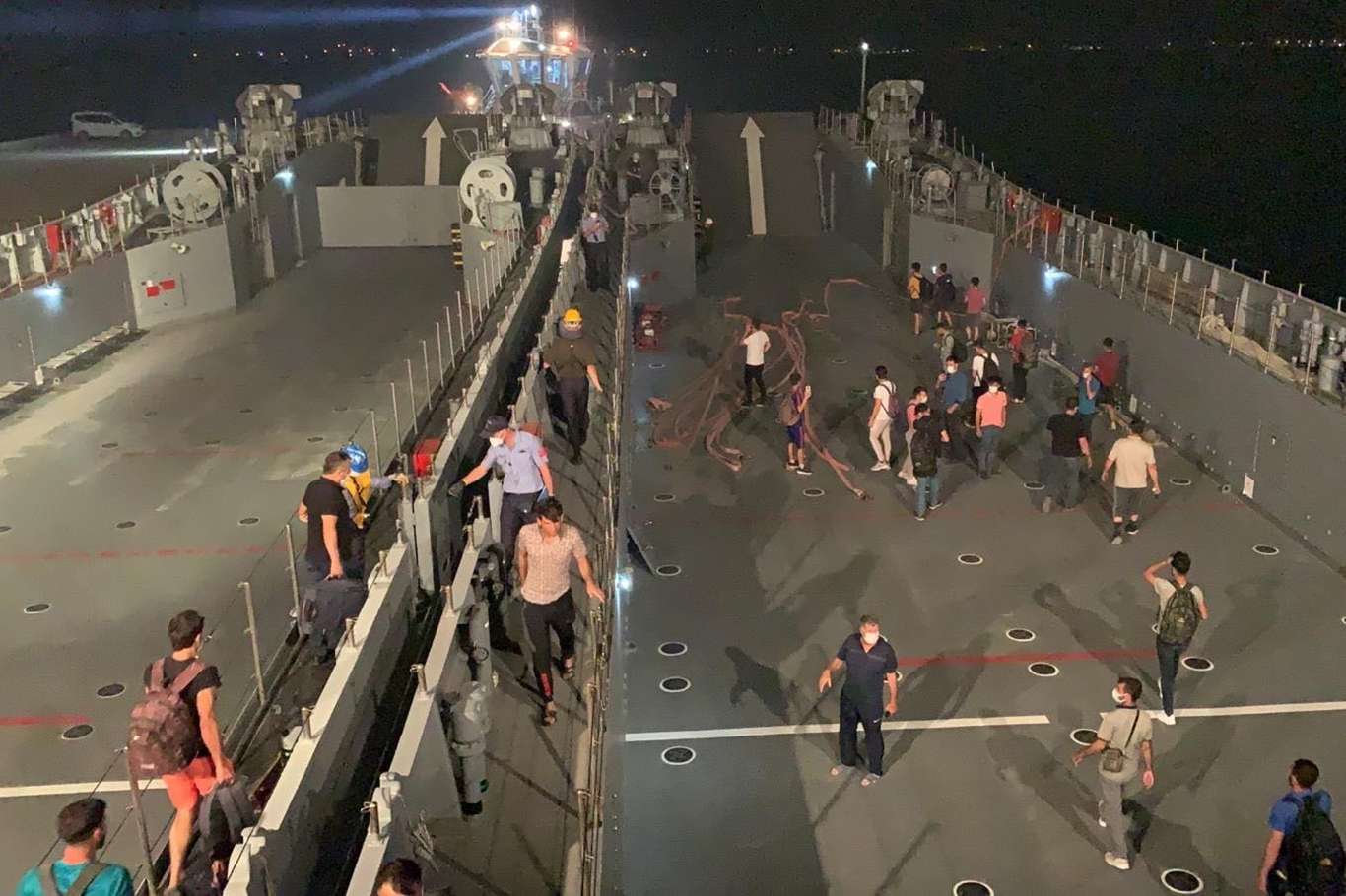 Yangının termik santraline yaklaşması üzerine vatandaşlar gemilerle tahliye ediliyor