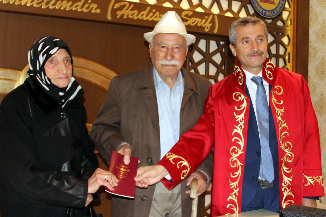 Yaşlı çiftin 5 yıl sonra resmi nikah sevinci