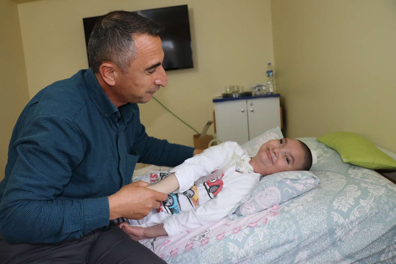 Yatalak oğullarına gözleri gibi bakıyorlar