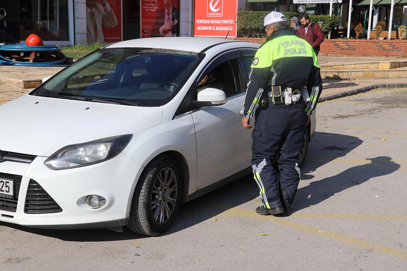 Yayalara yol vermeyen sürücülere para cezası verildi