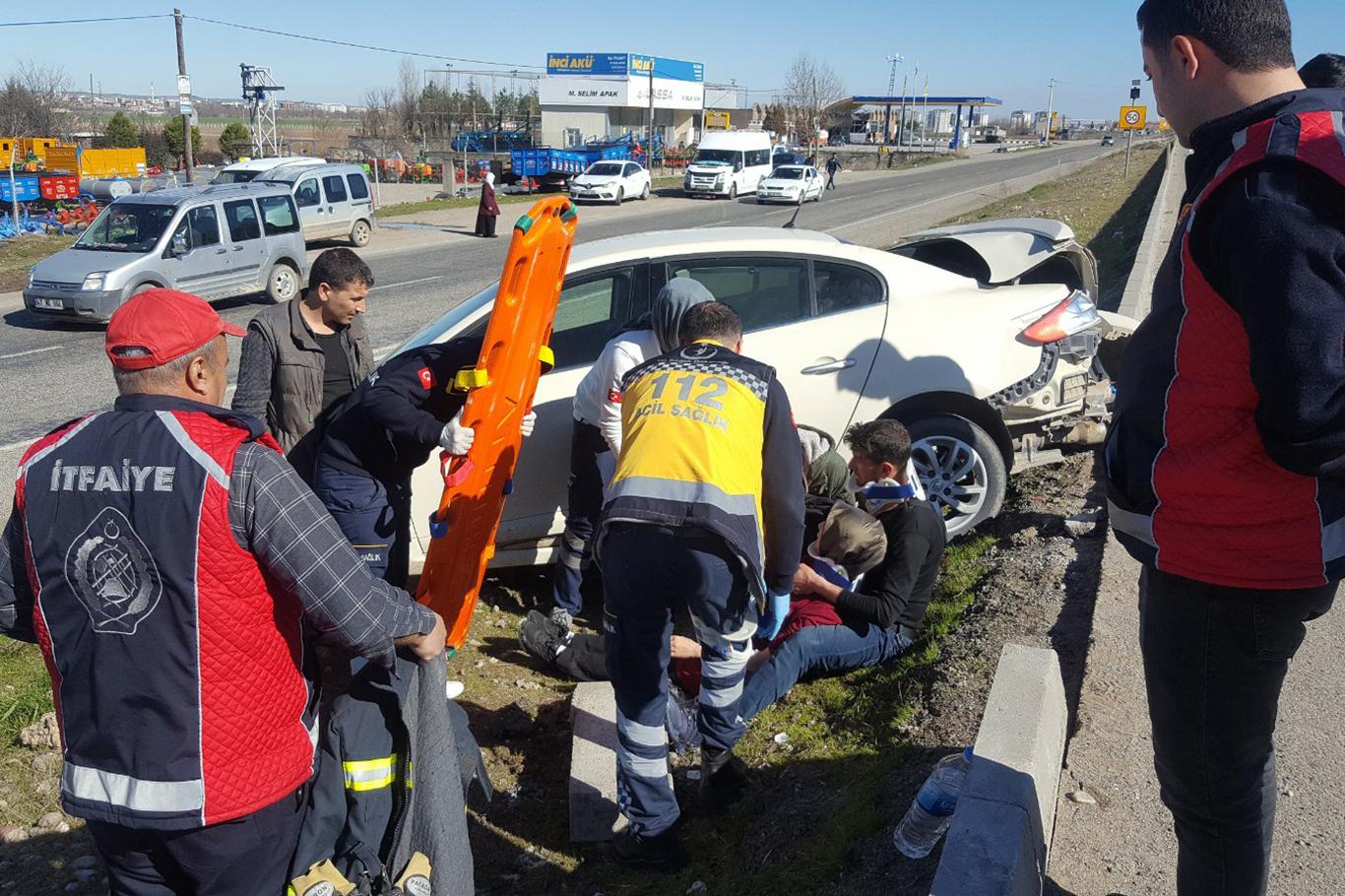 Yayaya yol vermek için duran otomobile, ambulans arkadan çarptı: 6 yaralı