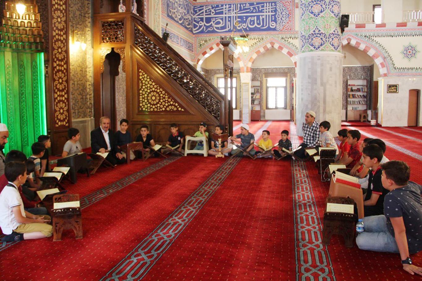 Kur'an kursları bütün güzelliğiyle devam ediyor