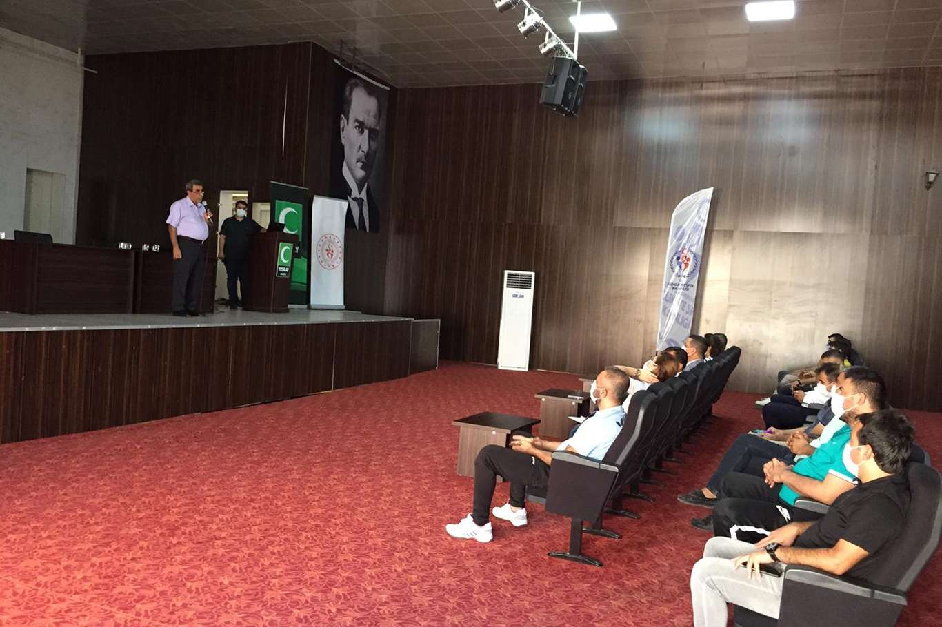 Yeşilay’dan gençlik ve spor personeline bağımlılıklarla mücadele semineri