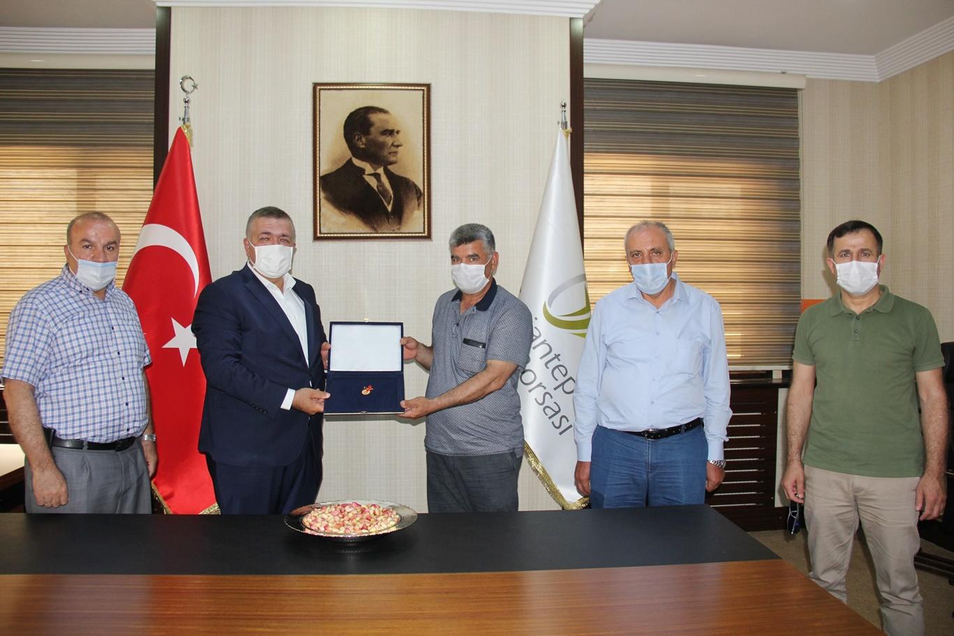Yılın ilk Antep fıstığını hasat eden çiftçi altın ile ödüllendirildi