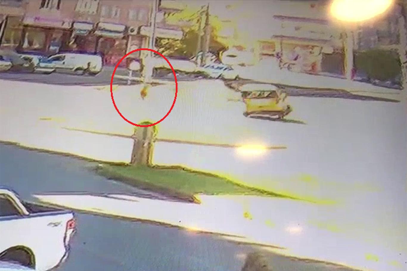 Yol kenarında ilerleyen çocuk, kazadan kıl payı kurtuldu