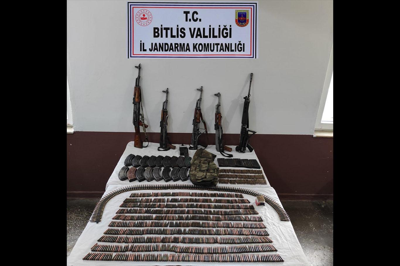 Yol kontrolünde çok sayıda silah ve mühimmat ele geçirildi