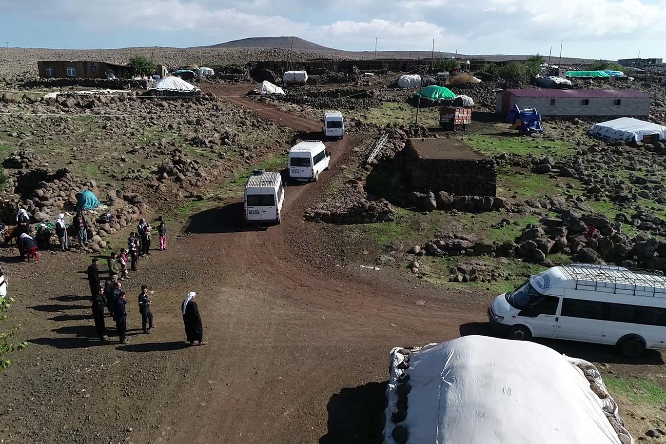 Yol sorunu öğrencileri eğitimden servisçiyi de ekmeğinden ediyor