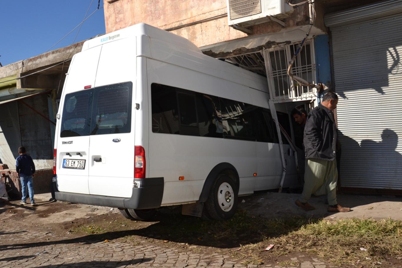 Yolcu minibüsü işyerine girdi