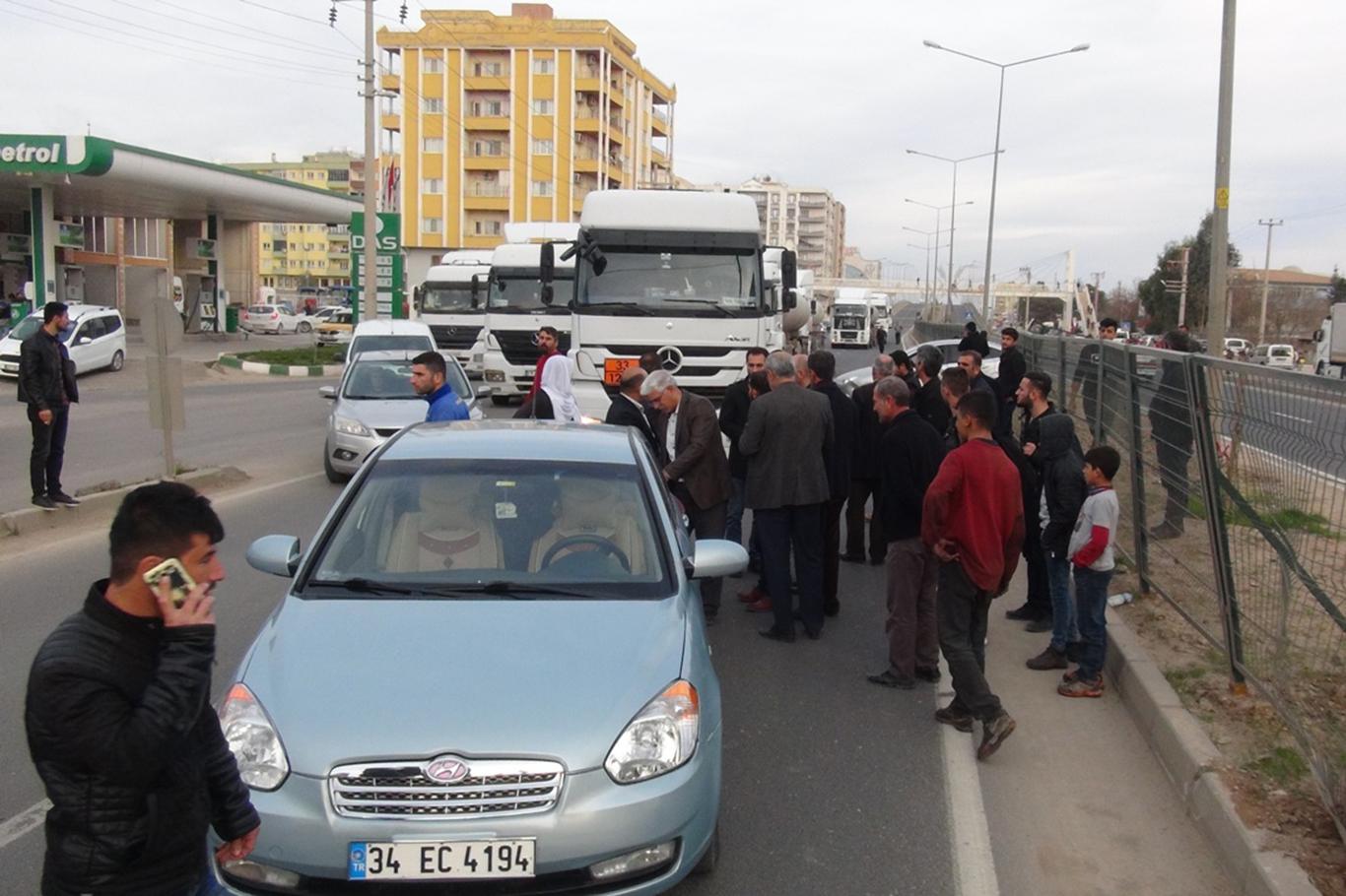 Yoldaki kazaya bakarken aynı yerde ikinci kazaya sebep oldu