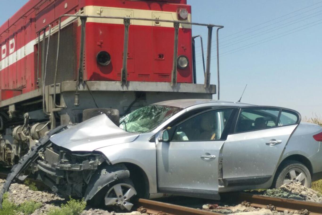 Yük treni otomobile çarptı