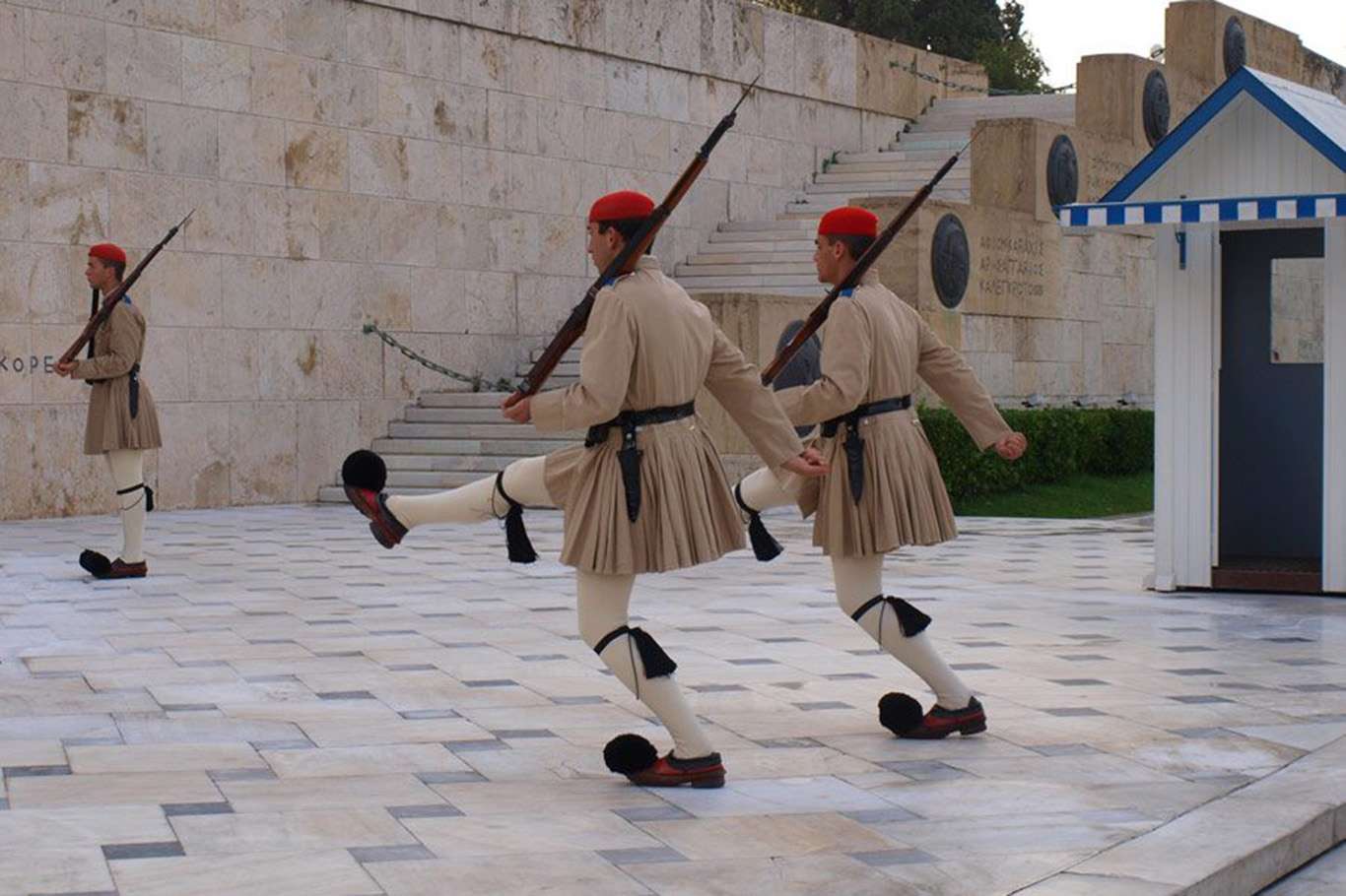 Yunanistan askerlik süresini 12 aya çıkardı
