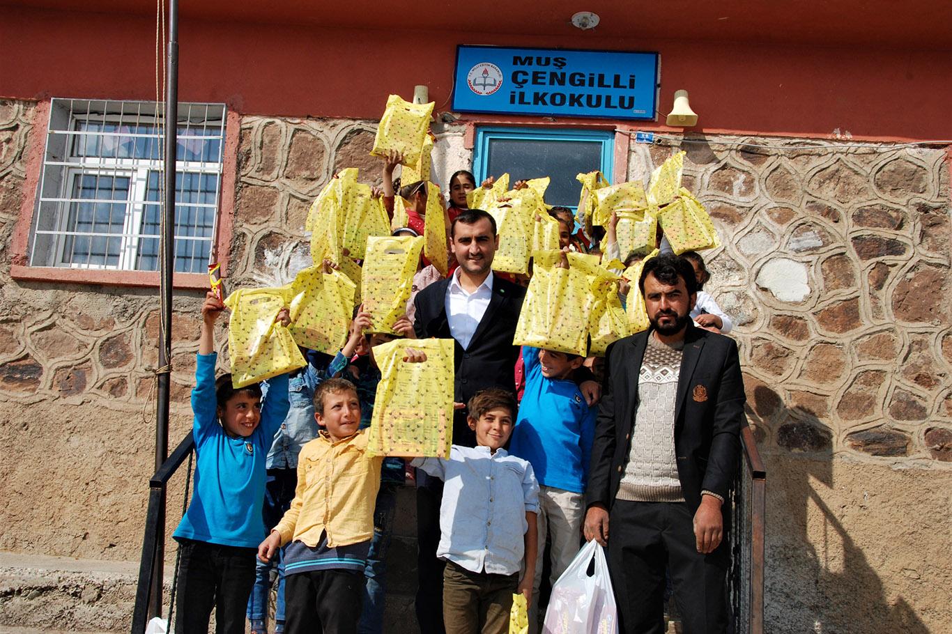 Yüzlerce çocuğa kırtasiye yardımı yapıldı