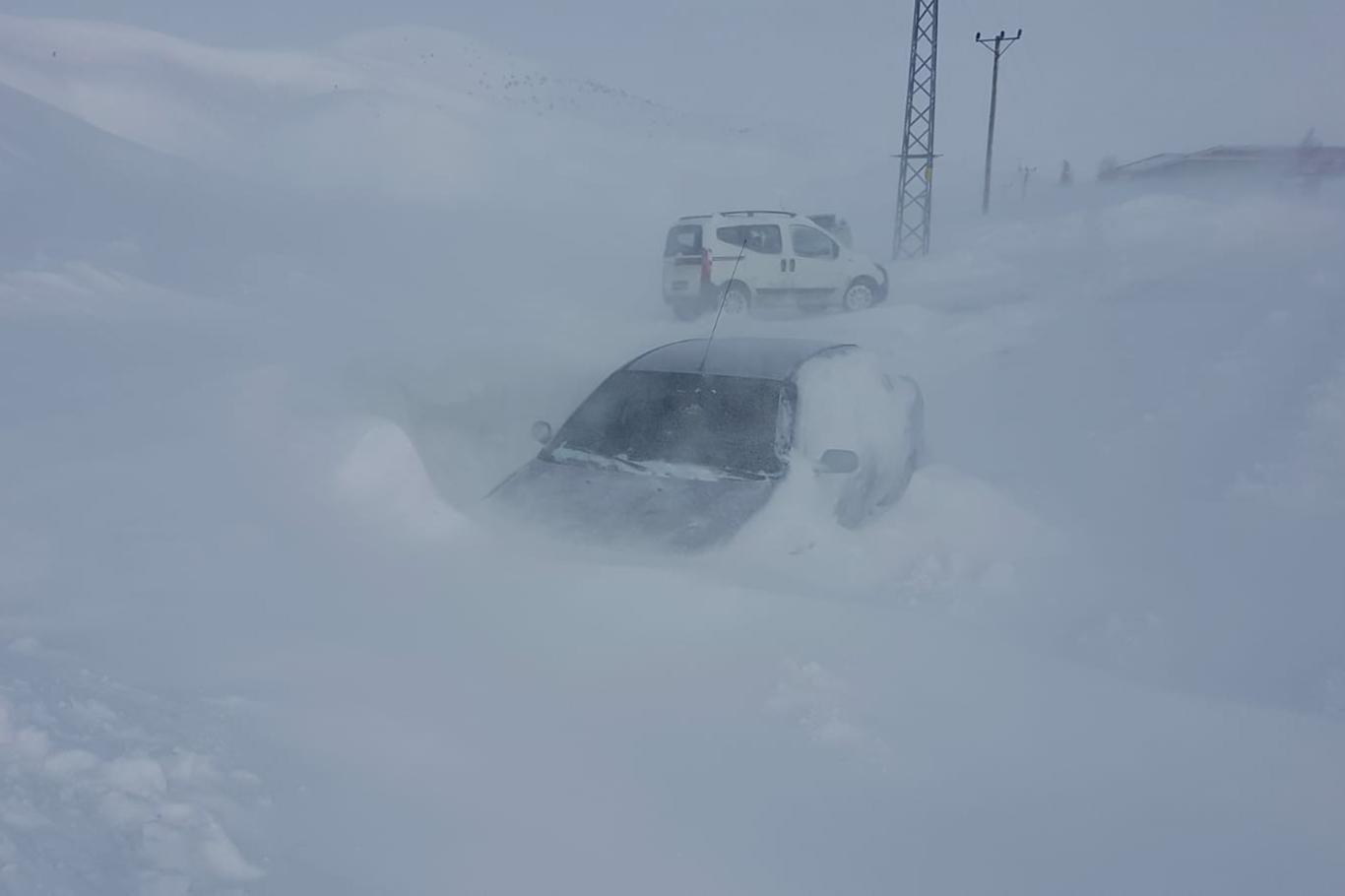 Yüzlerce köy yolu ulaşıma kapandı